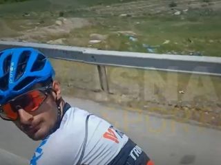 اقدام عجیب یک دوچرخه سوار در تور ایران - آذربایجان؛  گرفتن ون حامل خبرنگاران برای عقب نماندن