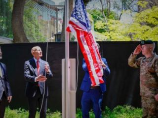 پرچم آمریکا در اقامتگاه سفیر این کشور در سوریه برافراشته شد