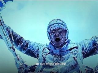 پاراگلایدرسواری که در ارتفاع ۸۵۰۰ متری یخ زد!