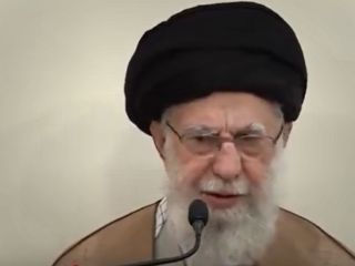 خامنه‌ای: کشور سرشار از فرصت است و مسئله خاصی وجود ندارد