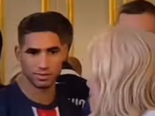 نگاه های کنجکاو بازیکنان تیم پاری‌سن‌ژرمن به برژیت مکرون، سوژه شد