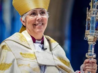 گلی فرانسیس دهقانی، بانویی از اصفهان در یک قدمی رسیدن به مقام اسقف اعظم کانتربری انگلستان