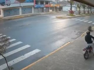 صحنه پُر زدوخورد یک کیف قاپی البته از نوع ناموفق آن