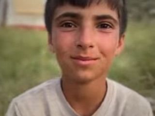 حرفهای این دختربچه کُرد که موهاش رو پسرانه زده شما را شگفت‌زده می‌کند