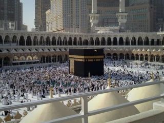 مسجدالحرام؛ از دیوار کوتاهی که عُمَر ساخت تا ربات‌هایی که آب زمزم پخش می‌کنند