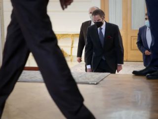 در حیاط منتظر بمان؛ رفتار تحقیرآمیز جمهوری اسلامی با رافائل گروسی