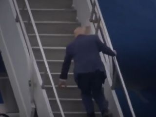 ترامپ به بایدن خندید، سر خودش هم اومد / سکندری خوردن ترامپ موقع بالا رفتن از پله‌های هواپیما