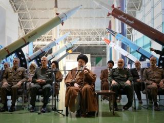 روزنامه وابسته به سپاه:‌ تا حمله به مراکز اتمی اسرائیل فقط «یک دستور» فاصله داریم