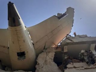 نجات معجزه‌وار یک مسافر از هواپیمای سقوط کرده ایرایندیا؛ بقیه مسافران کشته شده‌اند