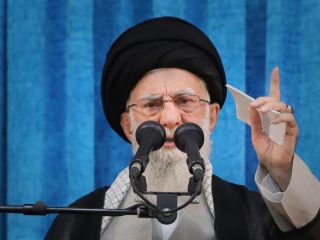 علی خامنه‌ای: عواقب حمله اسرائیل، او را بیچاره خواهد کرد