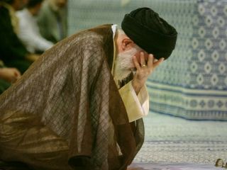 موسسه مذهبی شماره کارت داد؛ فراخوان صدقه نقدی برای سلامتی علی خامنه‌ای