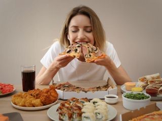 حذف وعده غذایی ممکن است به پرخوری منجر شود