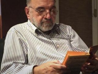 نوشته عبدالکریم سروش در مورد رضا پهلوی با عنوان «این پیرکودک بی فرهنگ» و پاسخ قاسم سلطانی به این مقاله