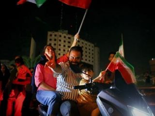 (تصاویر) جشن خیابانی حکومتی برای حمله ناموفق سپاه به پایگاه آمریکا در قطر