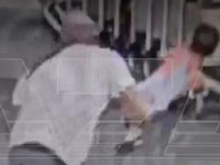 ویدیوی حمله وحشیانه یک مرد بلاروس به کودک ۱.۵ ساله افغان در فرودگاهی در روسیه +۱۸