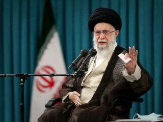 نیویورک‌تایمز: اوج گرفتن بازی قدرت در تهران در سایه سکوت علی خامنه‌ای