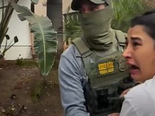 صحنه‌ای بسیار ناراحت‌کننده از بازداشت یک زن ایرانی در آمریکا توسط چندین مامور