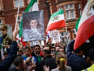 معمای ایران؛ چرا ایرانیان با رژیمی که از آن متنفرند، می‌ایستند؟