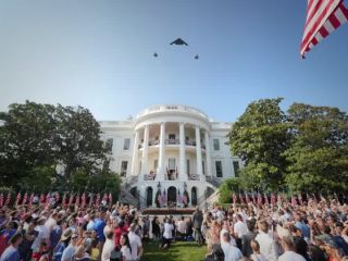 ترامپ: عملیات چکش نیمه‌شب واقعا یک چکش واقعی بود؛ درخواست افشای هویت خلبانان بمب‌افکن بی۲