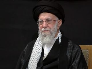اولین حضور خامنه ای در انظار پس از جنگ و متوسل شدن مجدد به ملی گرایی با خواندن«ای ایران»