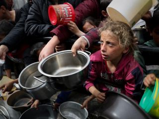 (ویدیو) پیرمرد فلسطینی در صف غذا از گرسنگی جان باخت