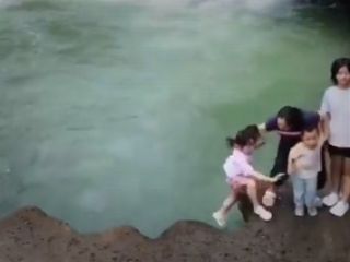 (ویدیو) سقوط هولناک کودک در رودخانه خروشان و نجات معجزه‌آسا!