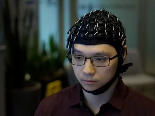 کلاه فکرخوان؛ فناوری تازه‌ای که امواج مغزی را به کلمات تبدیل می‌کند