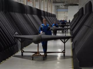 درون بزرگترین کارخانه پهپاد انتحاری روسیه؛ نوجوانان نسخه روسی «شاهد» ایرانی را تولید می‌کنند