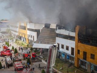 آتش‌سوزی در یک مجمتع تجاری، بندر انزلی را به تعطیلی کشاند