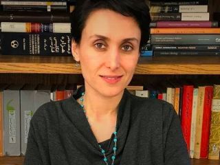 ببینید ادبیات فاخر فاطمه شمس استاد ادبیات فارسی در دانشگاه پنسیلوانیا