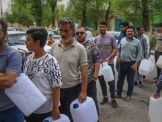 قطعی مکرر آب و برق و تعطیلی نانوایی‌ها؛ مسافران مترو در تهران: مرگ بر دیکتاتور گفتند