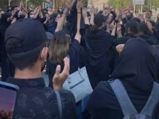 قطع سیم‌کارت کاربران توسط جمهوری اسلامی با هدف «کنترل روایت» شهروندی