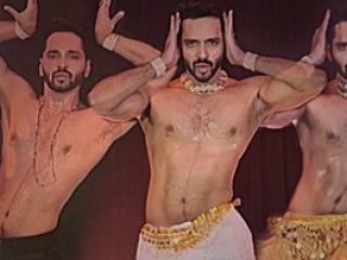 آجیت شتی، یک رقصنده مرد هندی که رقص شکم اجرا می‌کند