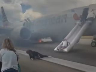 (ویدیو) هواپیمای بوئینگ ۷۳۷ امریکن ایرلاینز دچار آتش‌سوزی شد