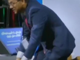 واکنش منفی مردم ایران به سجده کردن یکی از شرکت کنندگان در برابر شاهزاده رضا پهلوی