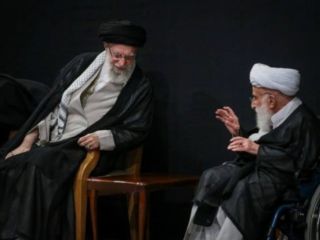 حضور احمد جنتی روی صندلی چرخدار در مراسم دیروز حسینیه خمینی