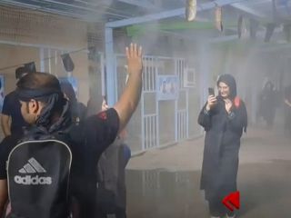 در اوج بحران آب؛ زائران اربعین در مهران از تونل خنک‌کننده عبور می‌کنند