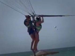 تعرض جنسی  به یک زن بریتانیایی در میان زمین و آسمان توسط متصدی چتربازی در تونس