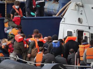 بازداشت اولین گروه از پناهجویان براساس توافق جدید بریتانیا و فرانسه