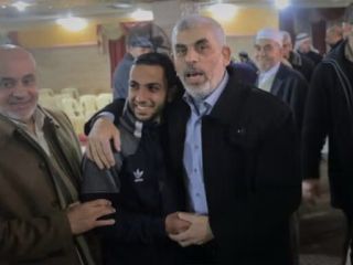 اسرائیل با انتشار تصویر سنوار و خبرنگار الجزیره: «فقط تروریست در جمع تروریست‌ها می‌نشیند»