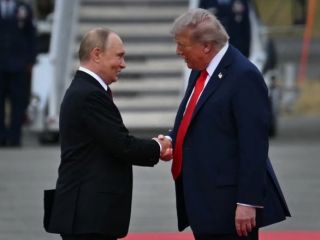 ترامپ و پوتین پیش از جلسه غیرعلنی در باند فرودگاه با یکدیگر دیدار کردند