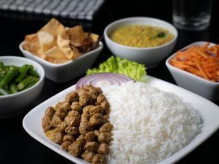 آیا مردم جهان باید کمتر برنج بخورند؟