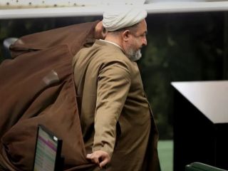 پاسخ یک پزشک به «توهین» نماینده تهران: امیدوارم ادرار رسایی بند بیاید تا به ما التماس کند