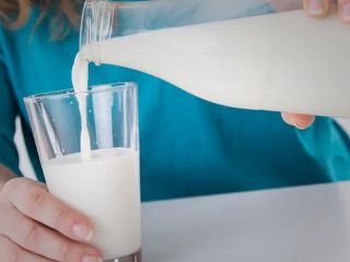 آیا نوشیدن شیر واقعا استخوان‌ها را قوی‌تر می‌کند؟