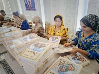 تصاویر؛ توزیع رایگان شاهنامه فردوسی بین خانواده‌های تاجیکستان