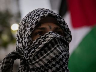 ممانعت از ورود زنی با چفیه فلسطینی به مرکز یادبود هولوکاست؛ دادگاه آلمان حکم صادر کرد