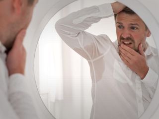 چرا زیر بغل لباس‌ زرد می‌شود و چگونه جلو آن را بگیریم؟