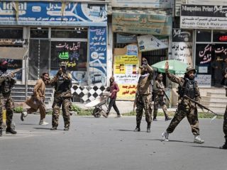 انتقام‌جویی وحشیانه طالبان؛ شهروندی را کشتند و جسدش را به تانک شوروی در هرات آویختند