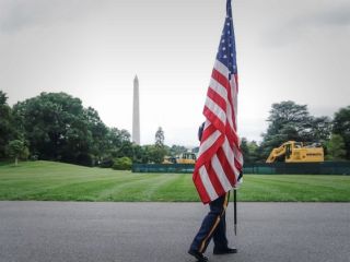 ترامپ فرمانی اجرایی برای تعقیب کیفری توهین به پرچم آمریکا صادر کرد