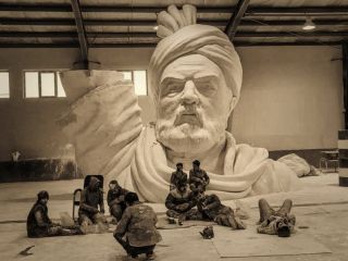 اجازه ندادند مجسمه ۳۰ متری فردوسی در دانشگاه فردوسی مشهد نصب شود چون  ارتفاعش از حرم امام رضا بیشتر بود